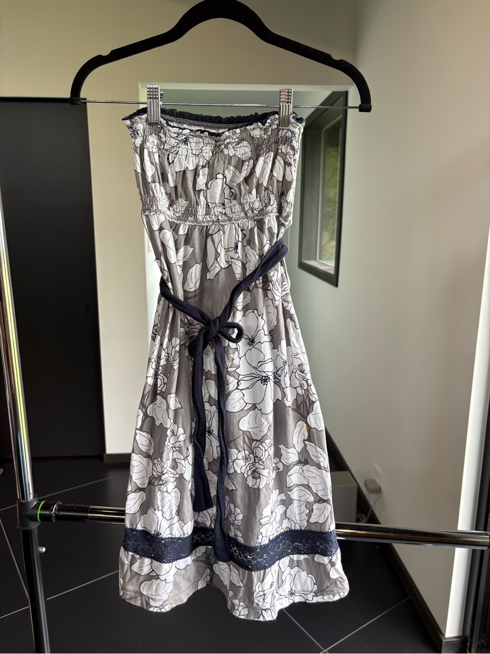Vintage Y2K Hollister White and Navy Floral Strapless Dress